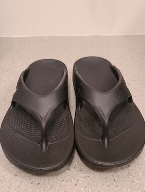 OOFOS Black Women's Recovery Flip Sandals